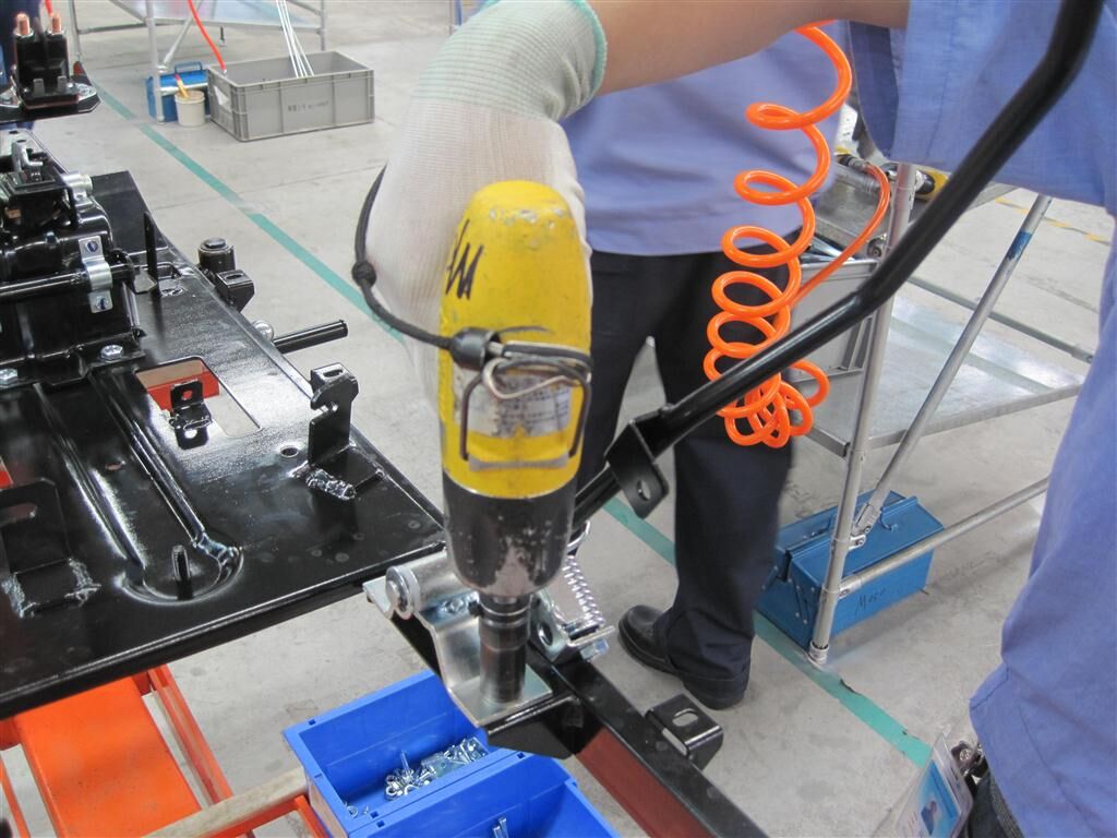 河南槍型油脈沖定扭工具在汽車(chē)發(fā)動(dòng)機(jī)成產(chǎn)線上的使用