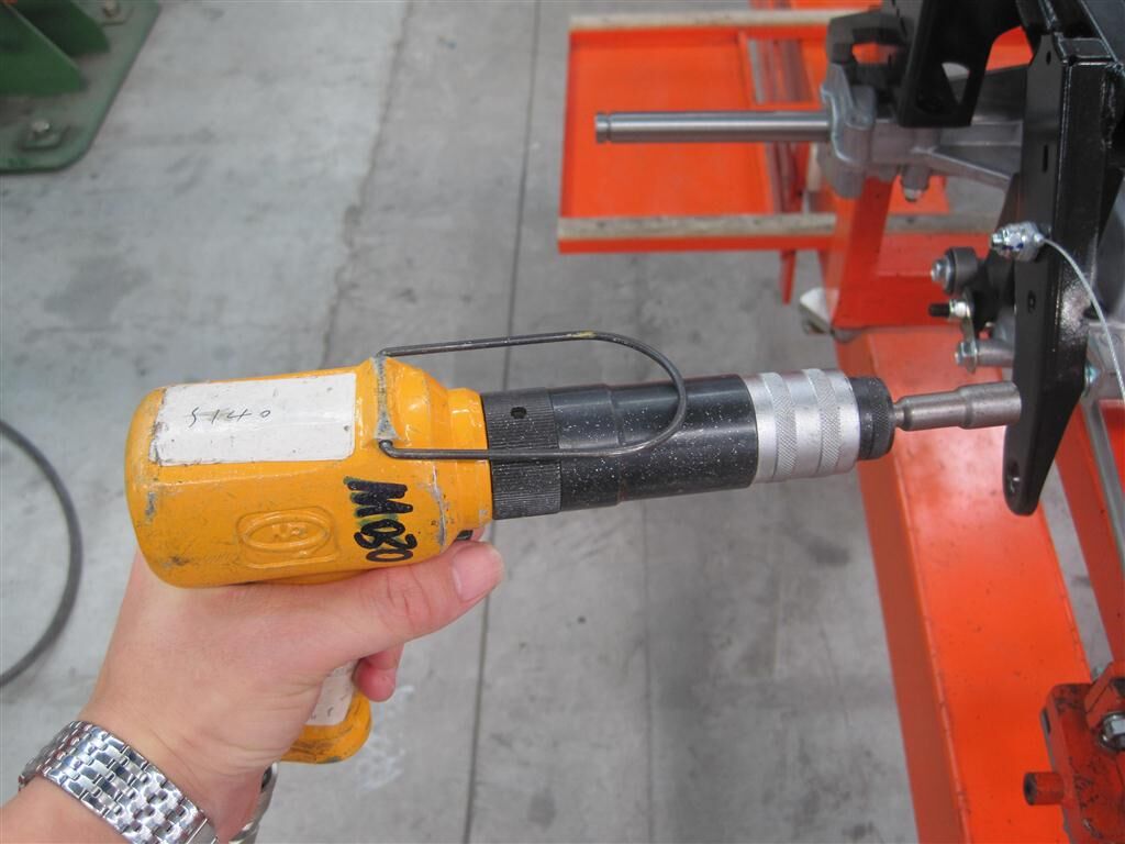 槍型離合式定扭工具在摩托車(chē)發(fā)動(dòng)機(jī)裝配線的使用